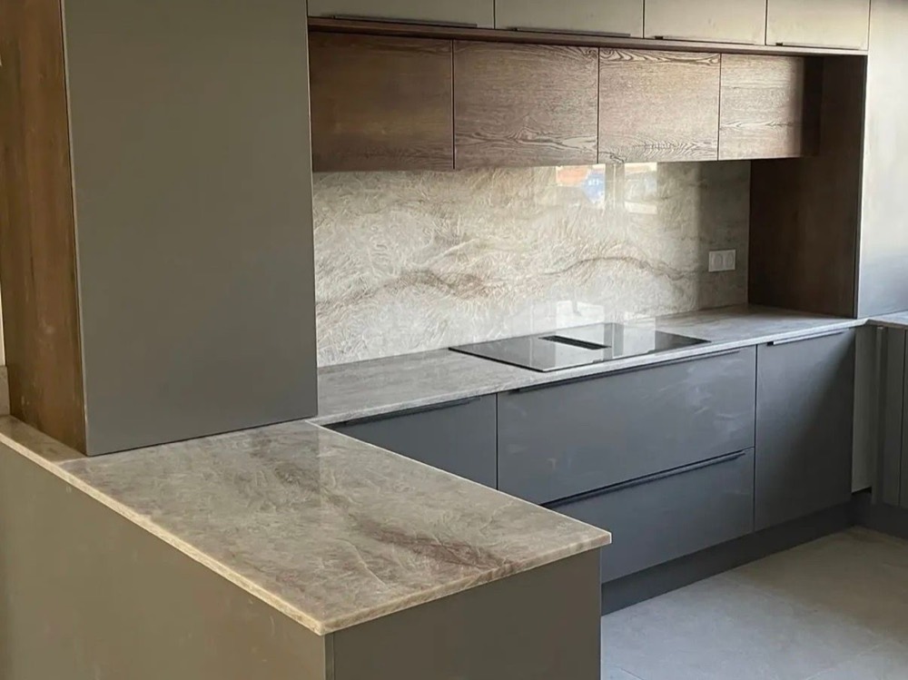 Plan de travail et crédence assortis en quartzite beige, cuisine grise